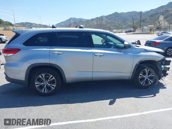 ✅ 2017 Toyota Highlander LE • VIN: 5TDZZRFH3HS188262 • Lot: 41976037. Wystawiony na IAAI z przebiegiem 112 777 mil. Bezpłatny archiwum sprzedaży aukcyjnych z USA i szczegółowy raport historii pojazdu na DreamBid. Zdjęcie 14.