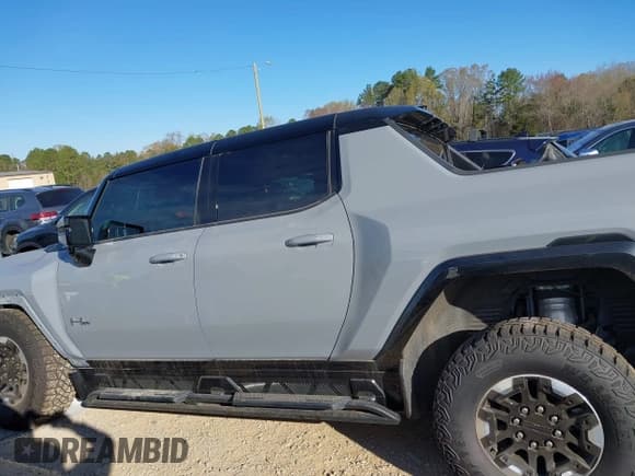 ✅ 2024 GMC HUMMER EV Pickup 2X • VIN: 1GT10BDD7RU111244 • Lot: 41888734. Wystawiony na IAAI z przebiegiem 4 594 mil. Bezpłatny archiwum sprzedaży aukcyjnych z USA i szczegółowy raport historii pojazdu na DreamBid. Zdjęcie 15.