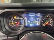 ✅ 2025 Jeep Wrangler Sahara • VIN: 1C4PJXEN2SW573927 • Lot: 93077655. Wystawiony na Copart z przebiegiem 15 031 mil. Bezpłatny archiwum sprzedaży aukcyjnych z USA i szczegółowy raport historii pojazdu na DreamBid. Zdjęcie 9.