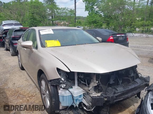 ✅ 2015 Lexus ES 330 • VIN: JTHBK1GG1F2157625 • Lot: 42102389. Listed on IAAI with 126,582 mi. Free auction sales archive from the USA and detailed vehicle history report at DreamBid. Image 13.
