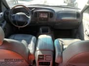 ✅ 1999 Lincoln Navigator • VIN: 5LMPU28L6XLJ05950 • Lot: 44080545. Wystawiony na Copart z przebiegiem 126 844 mil. Bezpłatny archiwum sprzedaży aukcyjnych z USA i szczegółowy raport historii pojazdu na DreamBid. Zdjęcie 8.