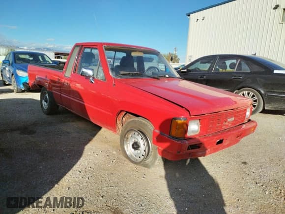 ✅ 1985 Toyota Pickup Deluxe • VIN: JT4RN56D8F5036658 • Lot: 80859674. Listed on Copart with 138,096 mi. Free auction sales archive from the USA and detailed vehicle history report at DreamBid. Image 4.