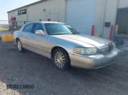 ✅ 2004 Lincoln Town Car Signature • VIN: 1LNHM81W54Y689027 • Lot: 42812236. Listed on IAAI with 237,956 mi. Free auction sales archive from the USA and detailed vehicle history report at DreamBid. Image 1.