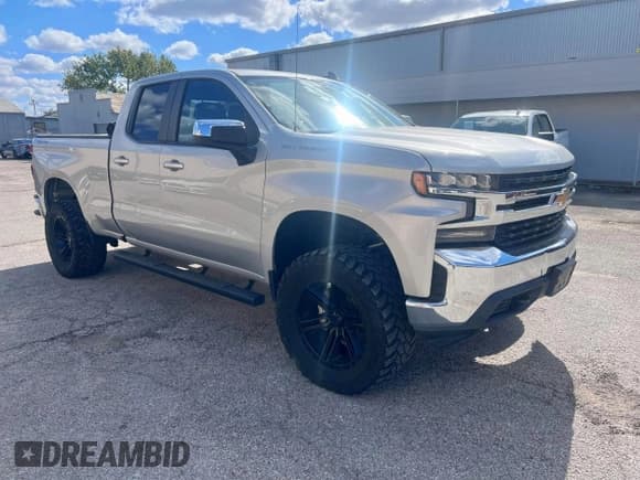 ✅ 2020 Chevrolet Silverado 1500 LT • VIN: 1GCRYDED9LZ156735 • Лот: 93245825. Опубликован ранее на Copart с пробегом 107 393 миль. Бесплатный доступ к архиву аукционных продаж из США и подробный отчёт об истории автомобиля на DreamBid. Изображение 1.