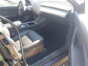 ✅ 2022 Tesla Model Y Long Range • VIN: 7SAYGDEE6NF385120 • Lot: 42194477. Wystawiony na IAAI z przebiegiem 42 201 mil. Bezpłatny archiwum sprzedaży aukcyjnych z USA i szczegółowy raport historii pojazdu na DreamBid. Zdjęcie 5.