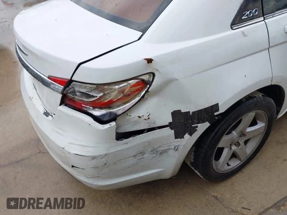 ✅ 2012 Chrysler 200 Touring • VIN: 1C3CCBBB1CN240698 • Lot: 43658210. Listed on IAAI with 173,092 mi. Free auction sales archive from the USA and detailed vehicle history report at DreamBid. Image 13.