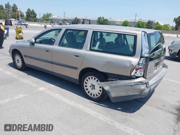 ✅ 2001 Volvo V70 • VIN: YV1SW58D911021608 • Lot: 42427856. Listed on IAAI with 169,220 mi. Free auction sales archive from the USA and detailed vehicle history report at DreamBid. Image 3.