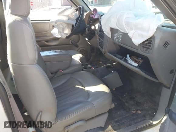 ✅ 2003 Chevrolet S-10 Work Truck • VIN: 1GCCS14X638238347 • Лот: 41709316. Опубликован ранее на IAAI с пробегом Не указан. Бесплатный доступ к архиву аукционных продаж из США и подробный отчёт об истории автомобиля на DreamBid. Изображение 5.