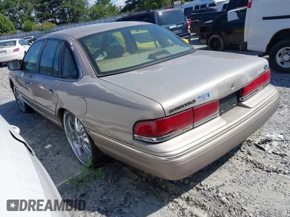 ✅ 1995 Ford Crown Victoria LX • VIN: 2FALP74W8SX206290 • Lot: 42780637. Wystawiony na IAAI z przebiegiem 76 453 mil. Bezpłatny archiwum sprzedaży aukcyjnych z USA i szczegółowy raport historii pojazdu na DreamBid. Zdjęcie 3.