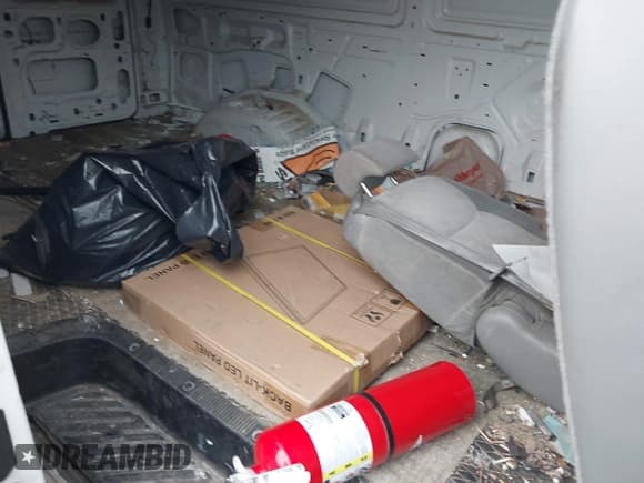 ✅ 2003 Ford Econoline Cargo • VIN: 1FTNE24L63HB74653 • Lot: 43800796. Wystawiony na IAAI z przebiegiem 273 959 mil. Bezpłatny archiwum sprzedaży aukcyjnych z USA i szczegółowy raport historii pojazdu na DreamBid. Zdjęcie 8.