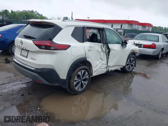 ✅ 2022 Nissan Rogue SV • VIN: 5N1BT3BB9NC705641 • Lot: 42219384. Wystawiony na IAAI z przebiegiem 45 000 mil. Bezpłatny archiwum sprzedaży aukcyjnych z USA i szczegółowy raport historii pojazdu na DreamBid. Zdjęcie 4.