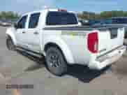 2014 Nissan Frontier Desert Runner z VIN 1N6AD0ER1EN768304, wystawiony jako IAAI lot #43281195 z przebiegiem 115 362 mil mil oraz . Historia ofert i sprzedaży dostępna na DreamBid. Obrazek 3.