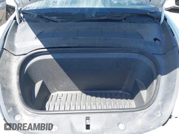 ✅ 2022 Tesla Model Y Long Range • VIN: 7SAYGDEE4NF315356 • Lot: 42895102. Wystawiony na IAAI z przebiegiem 1 057 mil. Bezpłatny archiwum sprzedaży aukcyjnych z USA i szczegółowy raport historii pojazdu na DreamBid. Zdjęcie 10.