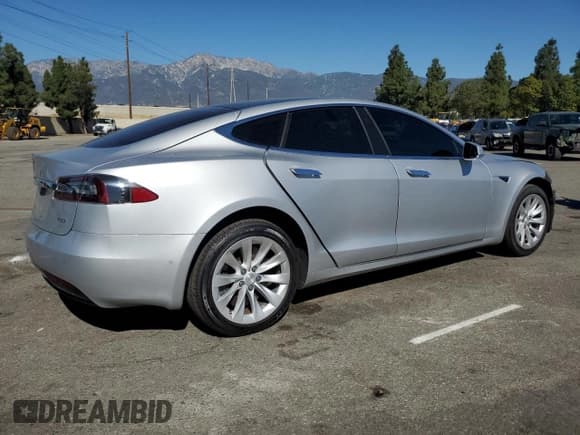 ✅ 2018 Tesla Model S 75D • VIN: 5YJSA1E2XJF259457 • Lot: 82703745. Wystawiony na Copart z przebiegiem 97 426 mil. Bezpłatny archiwum sprzedaży aukcyjnych z USA i szczegółowy raport historii pojazdu na DreamBid. Zdjęcie 3.
