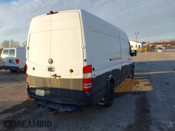 ✅ 2007 Freightliner Sprinter • VIN: WDYPE845X75161932 • Lot: 43694966. Wystawiony na IAAI z przebiegiem 445 057 mil. Bezpłatny archiwum sprzedaży aukcyjnych z USA i szczegółowy raport historii pojazdu na DreamBid. Zdjęcie 4.