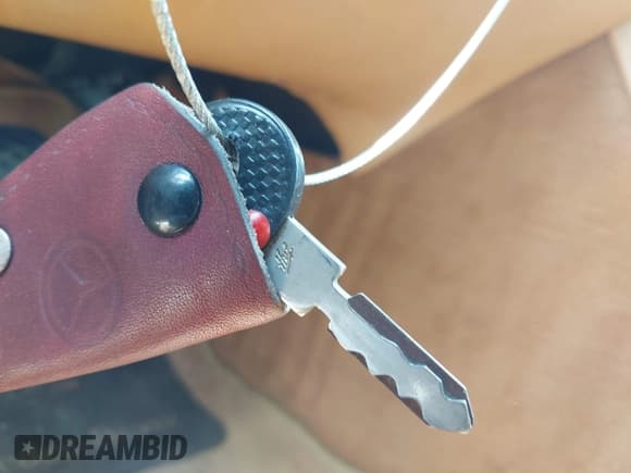 ✅ 1990 Mercedes-Benz 420 SEL • VIN: WDBCA35E2LA538213 • Лот: 42259120. Опубликован ранее на IAAI с пробегом 194 521 миль. Бесплатный доступ к архиву аукционных продаж из США и подробный отчёт об истории автомобиля на DreamBid. Изображение 11.