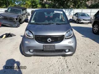 ✅ 2017 Smart fortwo Pure • VIN: WMEFJ9BA3HK229906 • Lot: 69523284. Wystawiony na Copart z przebiegiem 26 444 mil. Bezpłatny archiwum sprzedaży aukcyjnych z USA i szczegółowy raport historii pojazdu na DreamBid. Zdjęcie 5.