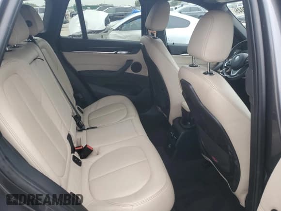 ✅ 2017 BMW X1 xDrive28i • VIN: WBXHT3Z34H4A52475 • Lot: 82125045. Wystawiony na Copart z przebiegiem 78 141 mil. Bezpłatny archiwum sprzedaży aukcyjnych z USA i szczegółowy raport historii pojazdu na DreamBid. Zdjęcie 11.