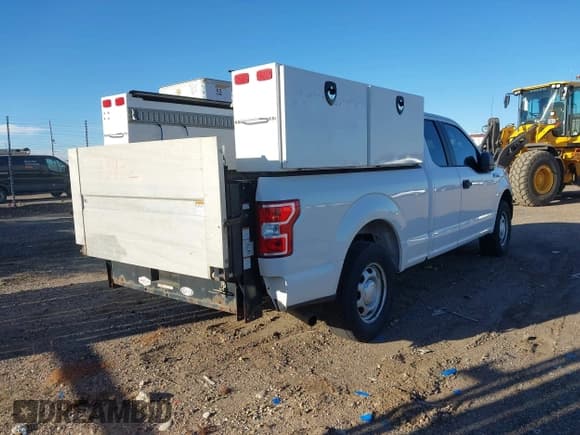 ✅ 2018 Ford F-150 XL • VIN: 1FTEX1C59JKE86103 • Lot: 43573932. Wystawiony na IAAI z przebiegiem Nie podano. Bezpłatny archiwum sprzedaży aukcyjnych z USA i szczegółowy raport historii pojazdu na DreamBid. Zdjęcie 4.