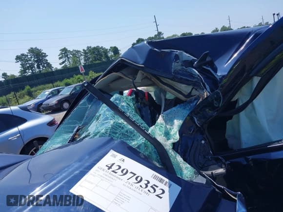 ✅ 2011 Chevrolet Silverado 1500 LT • VIN: 1GCRKSE33BZ463135 • Lot: 42979352. Wystawiony na IAAI z przebiegiem Nie podano. Bezpłatny archiwum sprzedaży aukcyjnych z USA i szczegółowy raport historii pojazdu na DreamBid. Zdjęcie 16.