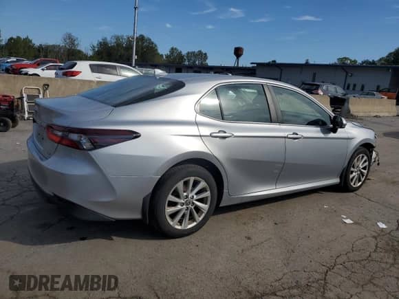 2021 Toyota Camry LE z VIN 4T1C11BK1MU023988, wystawiony jako Copart lot #80525175 z przebiegiem 139 850 mil mil oraz Szkoda całkowita • Salvage title. Historia ofert i sprzedaży dostępna na DreamBid. Obrazek 3.
