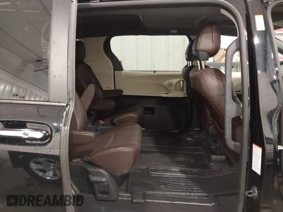 ✅ 2024 Toyota Sienna Platinum • VIN: 5TDESKFC3RS145914 • Лот: 42321093. Опубликован ранее на IAAI с пробегом 9 286 миль. Бесплатный доступ к архиву аукционных продаж из США и подробный отчёт об истории автомобиля на DreamBid. Изображение 8.