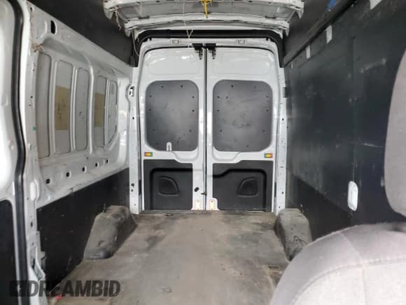 ✅ 2017 Ford Transit • VIN: 1FTBW2XG0HKB46887 • Lot: 84460244. Wystawiony na Copart z przebiegiem 125 146 mil. Bezpłatny archiwum sprzedaży aukcyjnych z USA i szczegółowy raport historii pojazdu na DreamBid. Zdjęcie 10.