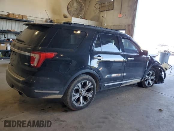 ✅ 2018 Ford Explorer Platinum • VIN: 1FM5K8HT6JGA34459 • Lot: 91838085. Wystawiony na Copart z przebiegiem Nie podano. Bezpłatny archiwum sprzedaży aukcyjnych z USA i szczegółowy raport historii pojazdu na DreamBid. Zdjęcie 3.