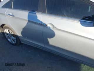 2013 Hyundai Sonata SE z VIN 5NPEC4AC3DH797690, wystawiony jako IAAI lot #43486910 z przebiegiem 172 819 mil mil oraz . Historia ofert i sprzedaży dostępna na DreamBid. Obrazek 6.