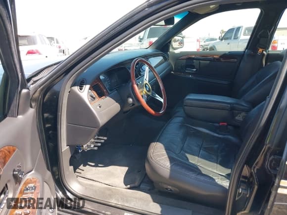 ✅ 1998 Lincoln Town Car Signature • VIN: 1LNFM82W4WY614425 • Lot: 42965120. Listed on IAAI with 164,023 mi. Free auction sales archive from the USA and detailed vehicle history report at DreamBid. Image 5.