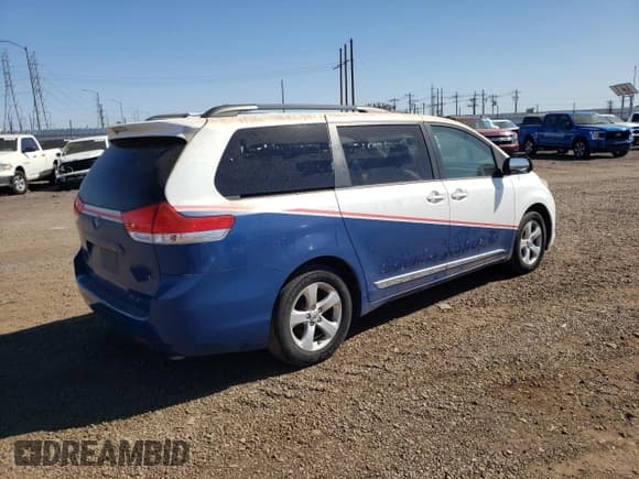 ✅ 2011 Toyota Sienna LE AAS • VIN: 5TDKK3DC9BS134854 • Лот: 90408435. Опубликован ранее на Copart с пробегом 127 829 миль. Бесплатный доступ к архиву аукционных продаж из США и подробный отчёт об истории автомобиля на DreamBid. Изображение 3.