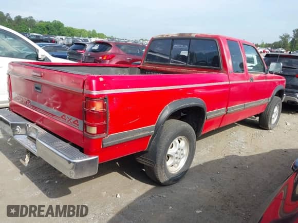 1995 Dodge Dakota with VIN 1B7GG23Y7SS117847, listed as a IAAI auction lot 42084488 with 214,265 mi miles and . Bid and sale history available at DreamBid. Image 4.