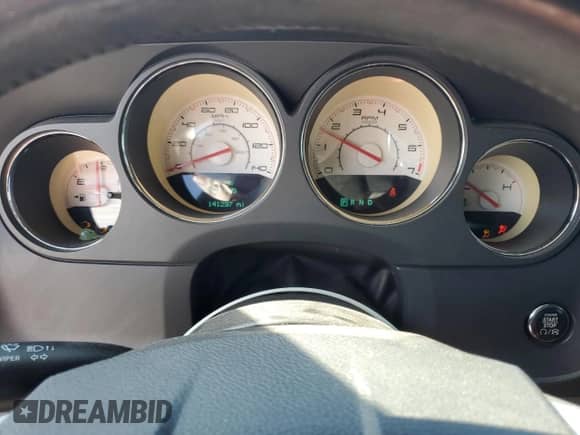 2013 Dodge Challenger SXT z VIN 2C3CDYAG5DH649553, wystawiony jako Copart lot #90937935 z przebiegiem 141 237 mil mil oraz Czysty tytuł • Clean title. Historia ofert i sprzedaży dostępna na DreamBid. Obrazek 9.