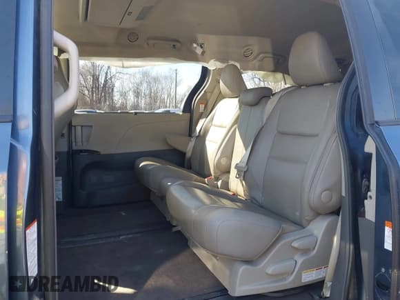 ✅ 2017 Toyota Sienna XLE Auto Access Seat • VIN: 5TDYZ3DCXHS814910 • Lot: 41700845. Listed on IAAI with 110,701 mi. Free auction sales archive from the USA and detailed vehicle history report at DreamBid. Image 8.
