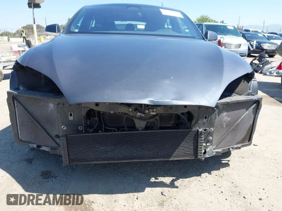 ✅ 2017 Tesla Model S 60 • VIN: 5YJSA1E15HF228506 • Lot: 42303842. Wystawiony na IAAI z przebiegiem 84 812 mil. Bezpłatny archiwum sprzedaży aukcyjnych z USA i szczegółowy raport historii pojazdu na DreamBid. Zdjęcie 6.