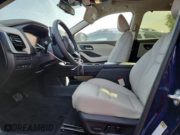 ✅ 2025 Nissan Rogue SL • VIN: JN8BT3CB2SW164630 • Lot: 70517115. Wystawiony na Copart z przebiegiem 3 924 mil. Bezpłatny archiwum sprzedaży aukcyjnych z USA i szczegółowy raport historii pojazdu na DreamBid. Zdjęcie 7.