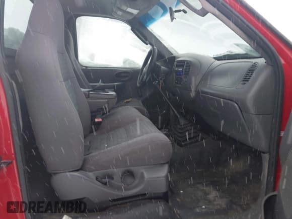 ✅ 2003 Ford F-150 XL • VIN: 2FTRF082X3CA28073 • Lot: 43800736. Wystawiony na IAAI z przebiegiem 148 345 mil. Bezpłatny archiwum sprzedaży aukcyjnych z USA i szczegółowy raport historii pojazdu na DreamBid. Zdjęcie 5.