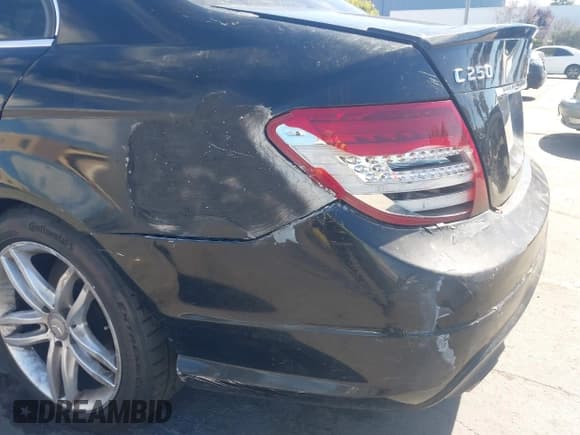 ✅ 2014 Mercedes-Benz C 250 Sport • VIN: WDDGF4HB6ER305022 • Lot: 42952129. Listed on IAAI with 203,416 mi. Free auction sales archive from the USA and detailed vehicle history report at DreamBid. Image 18.