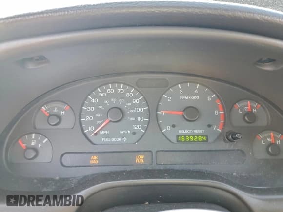 ✅ 2003 Ford Mustang Standard • VIN: 1FAFP40403F313296 • Lot: 94375875. Wystawiony na Copart z przebiegiem 163 928 mil. Bezpłatny archiwum sprzedaży aukcyjnych z USA i szczegółowy raport historii pojazdu na DreamBid. Zdjęcie 9.