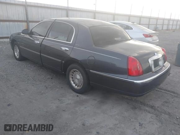 ✅ 1999 Lincoln Town Car Executive • VIN: 1LNHM81W2XY708640 • Lot: 43749713. Wystawiony na IAAI z przebiegiem 156 901 mil. Bezpłatny archiwum sprzedaży aukcyjnych z USA i szczegółowy raport historii pojazdu na DreamBid. Zdjęcie 3.