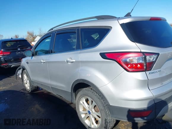 ✅ 2018 Ford Escape SEL • VIN: 1FMCU9HD6JUD01715 • Lot: 43509635. Wystawiony na IAAI z przebiegiem 144 806 mil. Bezpłatny archiwum sprzedaży aukcyjnych z USA i szczegółowy raport historii pojazdu na DreamBid. Zdjęcie 15.