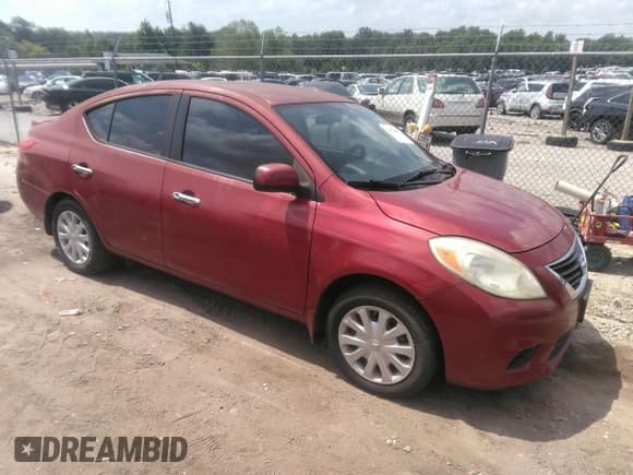 ✅ 2013 Nissan Versa S Plus • VIN: 3N1CN7AP0DL876193 • Lot: 42822441. Wystawiony na IAAI z przebiegiem 133 353 mil. Bezpłatny archiwum sprzedaży aukcyjnych z USA i szczegółowy raport historii pojazdu na DreamBid. Zdjęcie 1.