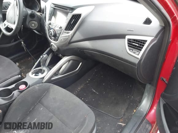 ✅ 2016 Hyundai Veloster • VIN: KMHTC6AD7GU277011 • Lot: 41384006. Wystawiony na IAAI z przebiegiem 108 422 mil. Bezpłatny archiwum sprzedaży aukcyjnych z USA i szczegółowy raport historii pojazdu na DreamBid. Zdjęcie 5.