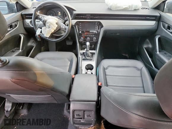 ✅ 2020 Volkswagen Passat SE • VIN: 1VWWA7A39LC002452 • Lot: 81859525. Wystawiony na Copart z przebiegiem 41 761 mil. Bezpłatny archiwum sprzedaży aukcyjnych z USA i szczegółowy raport historii pojazdu na DreamBid. Zdjęcie 8.