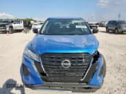 ✅ 2025 Nissan Kicks Play S • VIN: 3N1CP5BV4SL478560 • Lot: 85493845. Wystawiony na Copart z przebiegiem 5 317 mil. Bezpłatny archiwum sprzedaży aukcyjnych z USA i szczegółowy raport historii pojazdu na DreamBid. Zdjęcie 5.