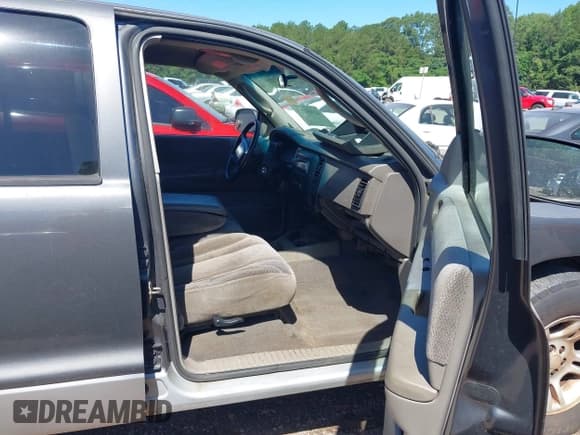 ✅ 2001 Dodge Dakota Sport • VIN: 1B7HL2ANX1S297770 • Lot: 42309715. Wystawiony na IAAI z przebiegiem 279 458 mil. Bezpłatny archiwum sprzedaży aukcyjnych z USA i szczegółowy raport historii pojazdu na DreamBid. Zdjęcie 5.