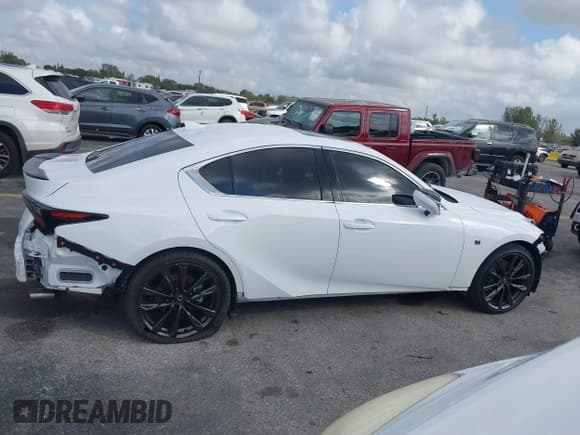 ✅ 2024 Lexus IS 350 F Sport • VIN: JTHBZ1B23R5080900 • Лот: 41435528. Опубликован ранее на IAAI с пробегом 4 239 миль. Бесплатный доступ к архиву аукционных продаж из США и подробный отчёт об истории автомобиля на DreamBid. Изображение 14.