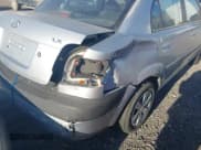 ✅ 2006 Kia Rio • VIN: KNADE123566089745 • Lot: 41019528. Wystawiony na IAAI z przebiegiem 195 130 mil. Bezpłatny archiwum sprzedaży aukcyjnych z USA i szczegółowy raport historii pojazdu na DreamBid. Zdjęcie 6.