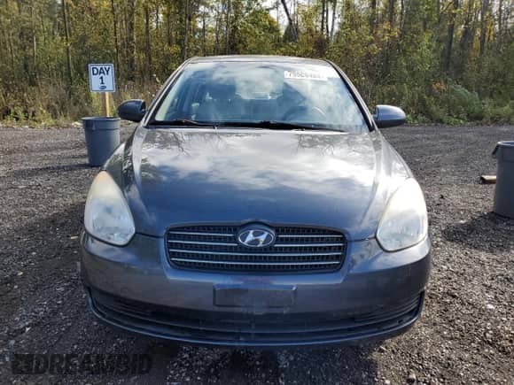 2009 Hyundai Accent L z VIN KMHCN45C79U345472, wystawiony jako Copart lot #75500404 z przebiegiem 143 940 mil mil oraz Czysty tytuł • Clean title. Historia ofert i sprzedaży dostępna na DreamBid. Obrazek 5.