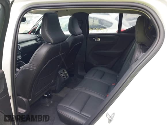 ✅ 2024 Volvo XC40 Ultimate Bright Theme • VIN: YV4L12UF8R2265543 • Lot: 42546549. Wystawiony na IAAI z przebiegiem Nie podano. Bezpłatny archiwum sprzedaży aukcyjnych z USA i szczegółowy raport historii pojazdu na DreamBid. Zdjęcie 8.